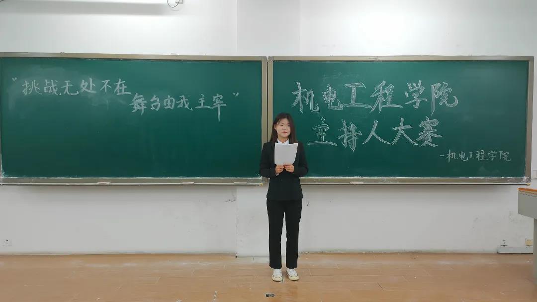 人站在黑板前面描述已自动生成